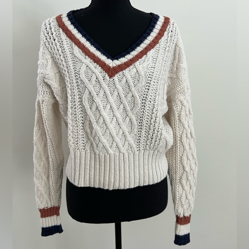 American Eagle Outfitters V-Neck Cable Knit Cropped Sweater Medium